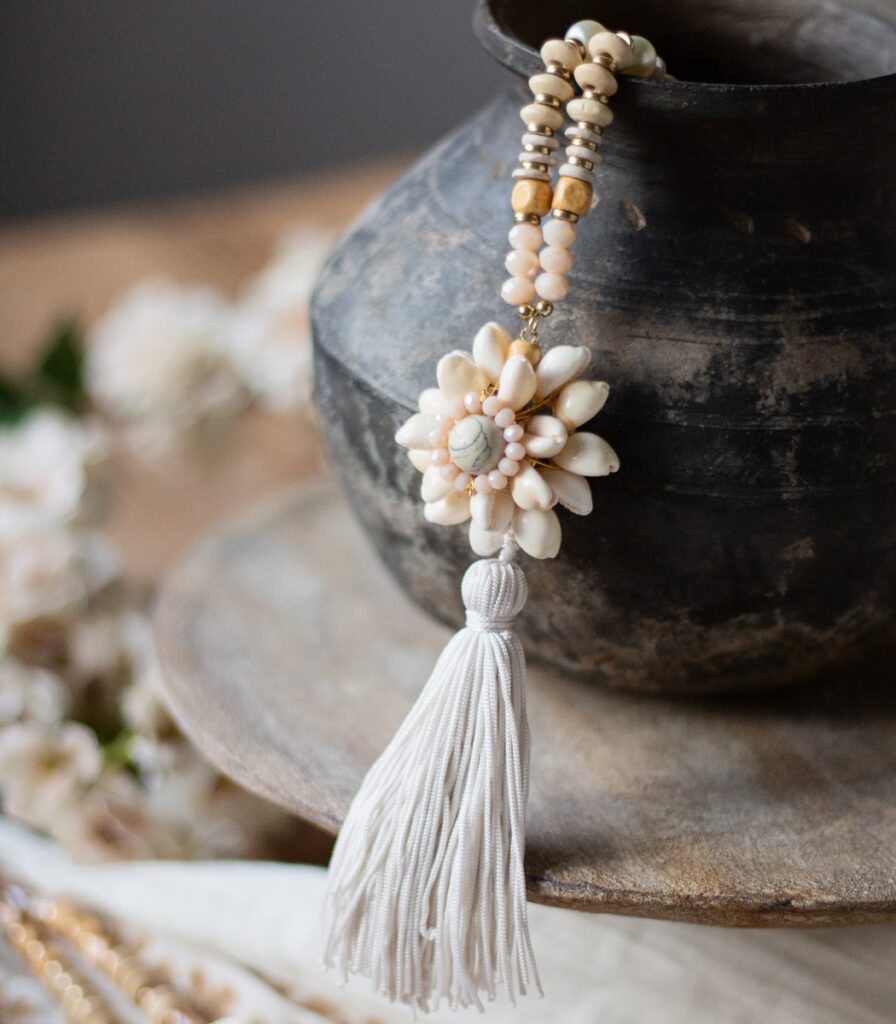 Kaulakoru vaalea tassel