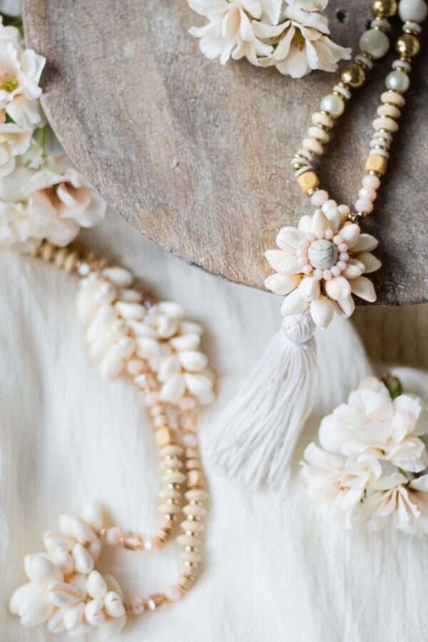 Kaulakoru vaalea tassel - Kuva 4