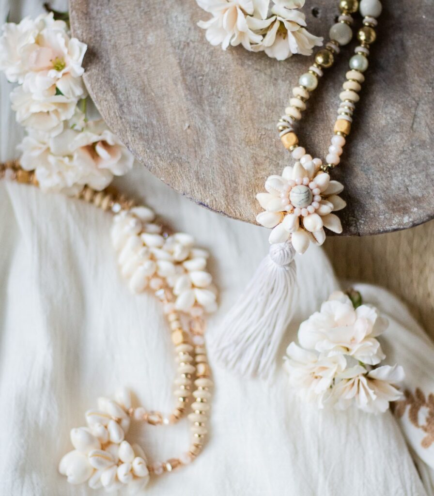 Kaulakoru vaalea tassel