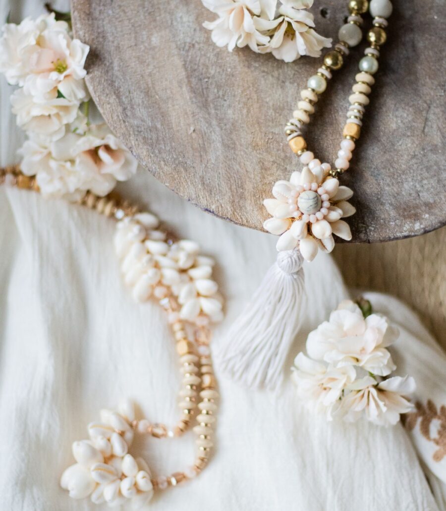 Kaulakoru vaalea tassel
