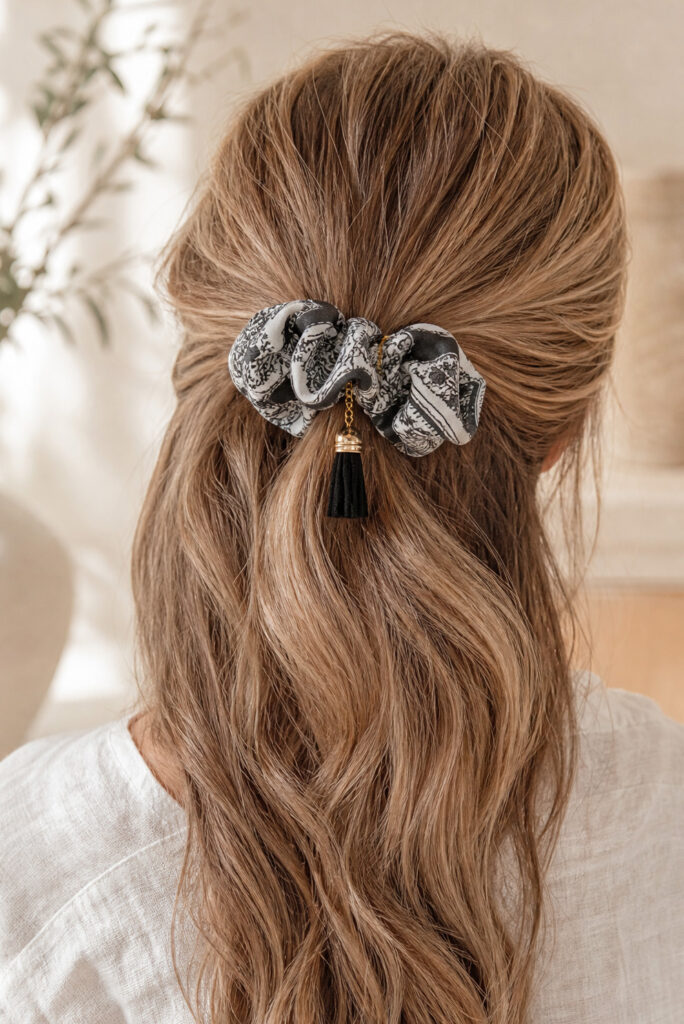 Hiusdonitsi musta tassel EXCLUSIVE