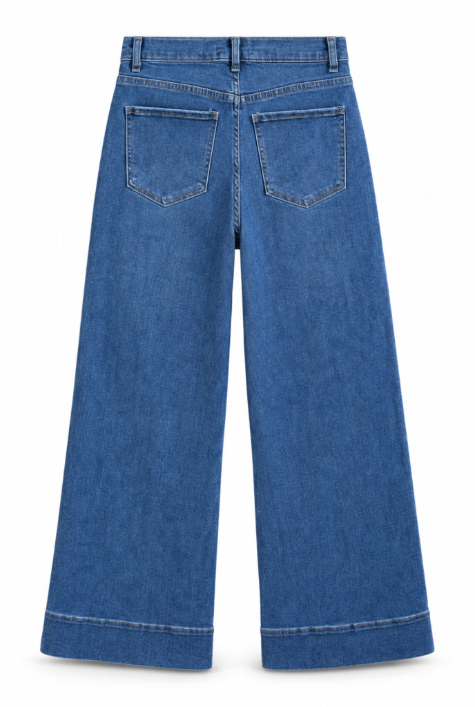 Leveälahkeiset farkut denim